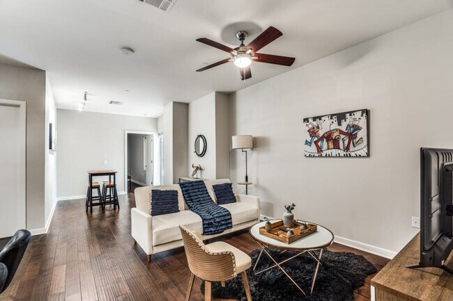 Building Photo - 411 N Akard St