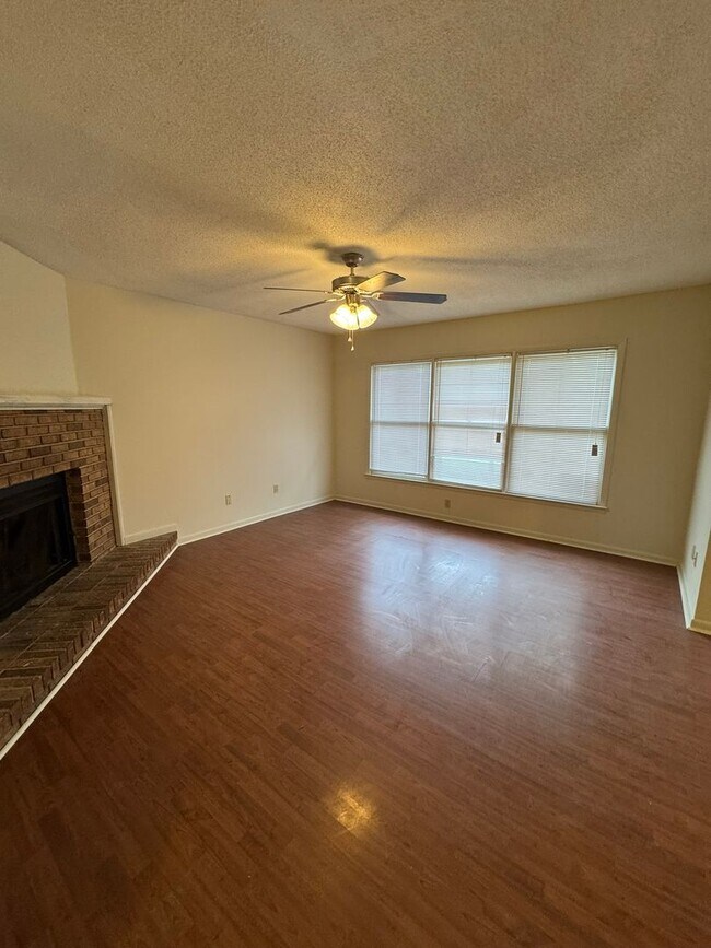 Foto del edificio - 201 Westbrooke Court #5 (Westbrooke Townhomes)