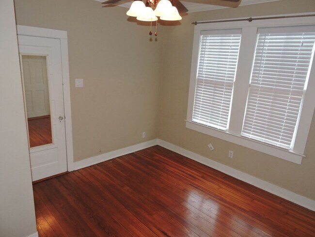 Building Photo - Great Garden District Cottage