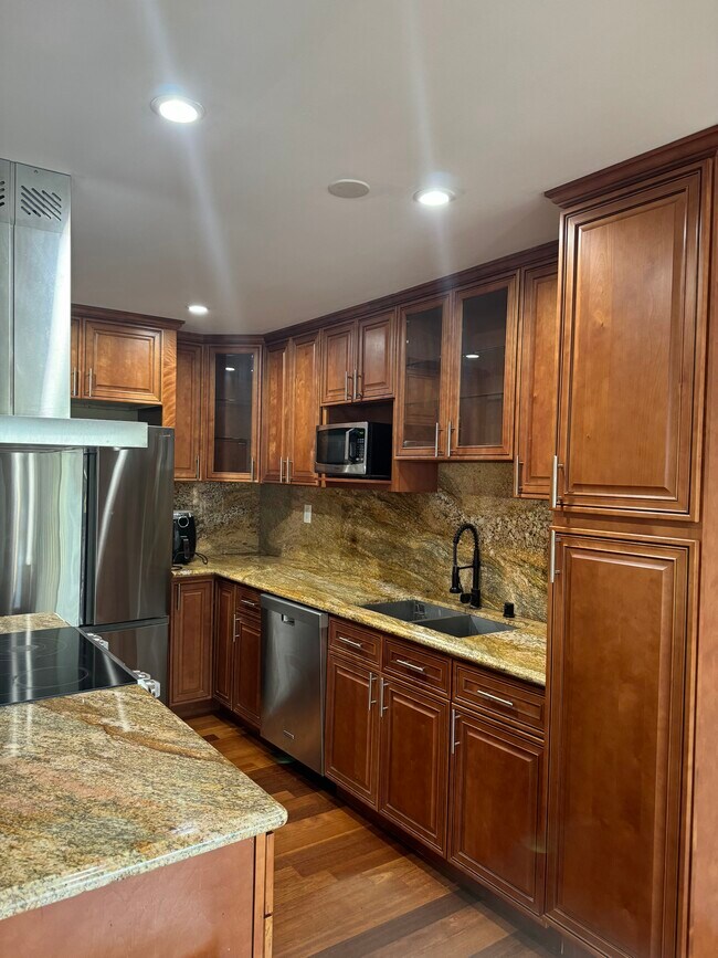 Kitchen - 5950 Canterbury Dr