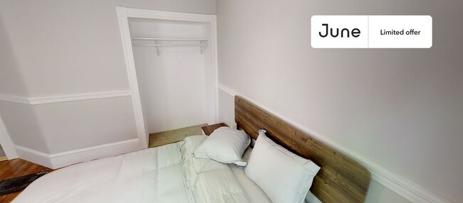 Foto del edificio - Private bedroom in 5 bed/1 bath Home