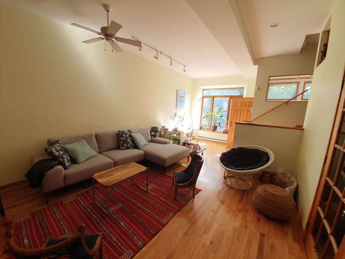 Primary Photo - 4087 Av Laval