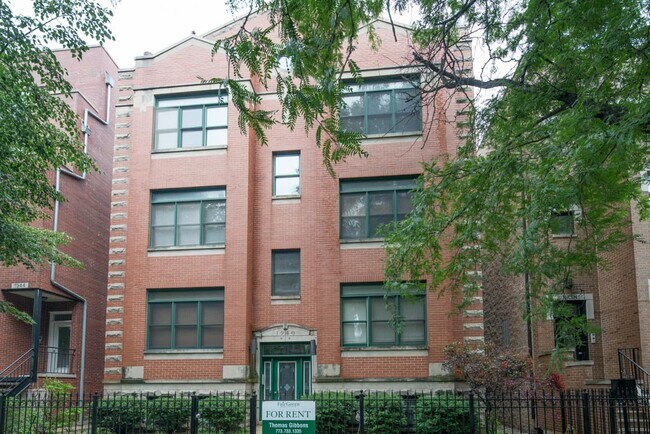 Foto del edificio - 2247 W Diversey Ave