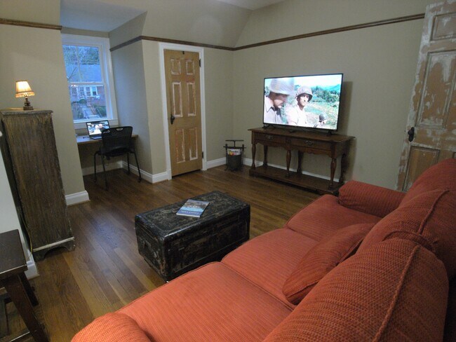 Living Rm - 1062 Rosedale Rd NE