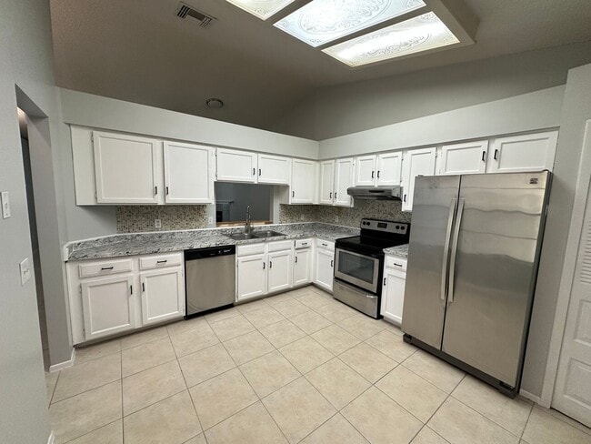Building Photo - Beautiful open 2/2 Near UCF