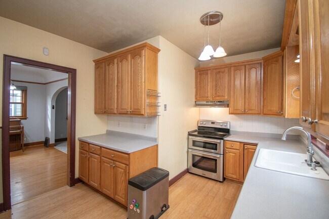 Foto del edificio - Charming 4-Bedroom Rental with Garage & Large Fenced Backyard!