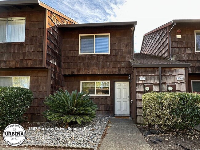 Building Photo - Spacious 2-Bedroom Townhome in Ideal Rohne...