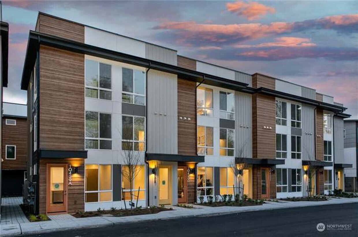Primary Photo - 2BR Townhome | Rooftop Balcony | AC | Crow...