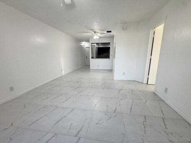 Foto del edificio - 10687 Royal Palm Blvd