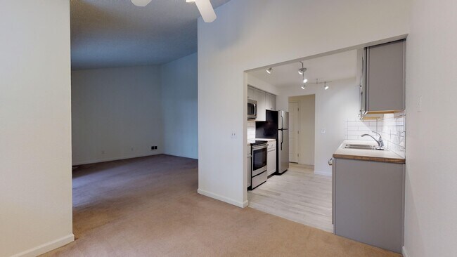 Foto del edificio - Beautiful Mountlake Terrace Condo ~ Easy C...
