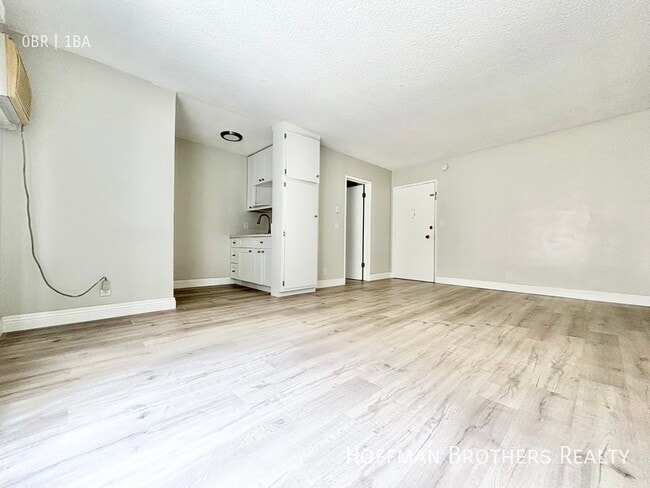 Building Photo - 5452 Sierra Vista Ave