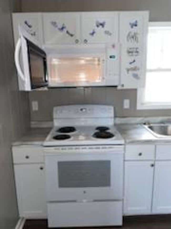 Building Photo - 3 bedroom 1 bath duplex