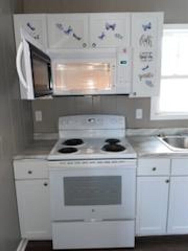 Foto del edificio - 3 bedroom 1 bath duplex