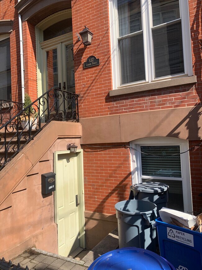 Building Photo - 837 Garden St