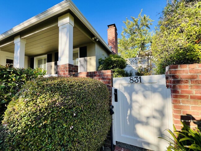Building Photo - 831 Columbia Dr