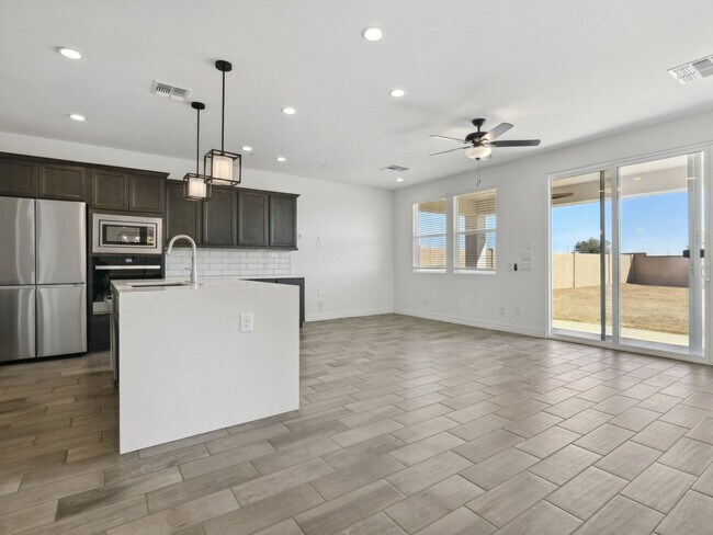 Building Photo - 4 Bedroom Single Family Home in Surprise