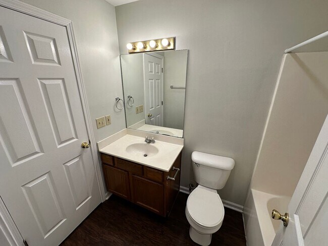 Foto del edificio - Beautiful Townhouse! All Electric, Washer/Dryer Included! Off-Street Parking, Convenient Location