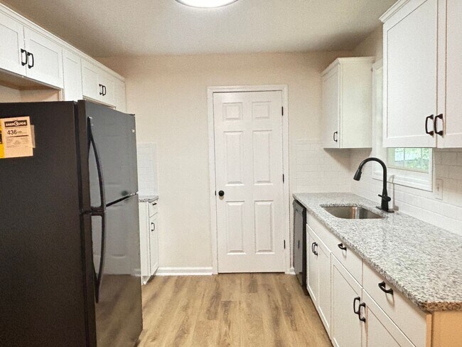 Building Photo - Cute Stepless 3 bedroom, 2 bath ranch in D...