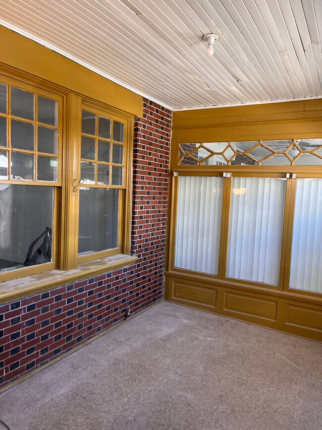 Enclosed Porch - 5049 N Sydenham St