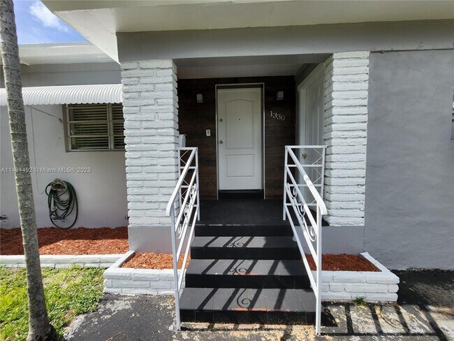 Foto del edificio - 1330 NE 133rd St