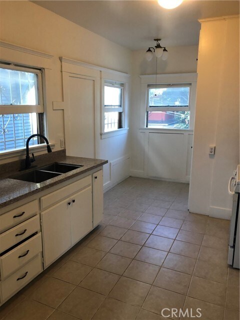 Foto del edificio - 342 E 8th St