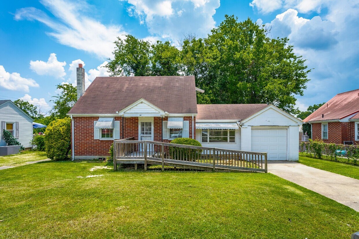 Foto principal - 3 Bedroom House in East Ridge!