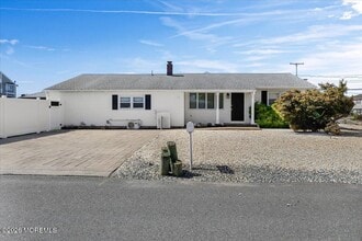 Building Photo - 774 Nassau Dr