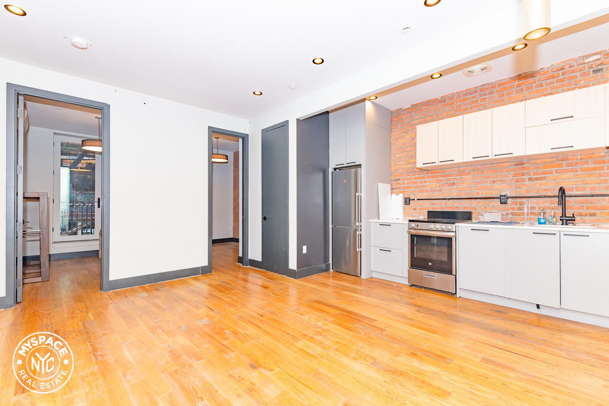 Primary Photo - 301 Broadway