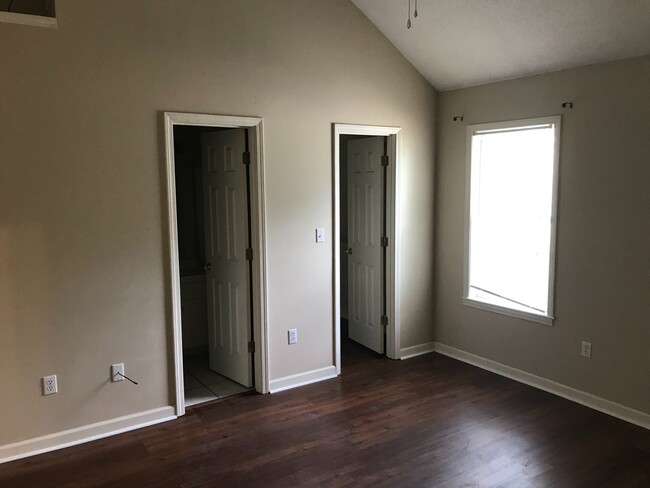 Building Photo - 2 Bedroom 2 Bath Townhome