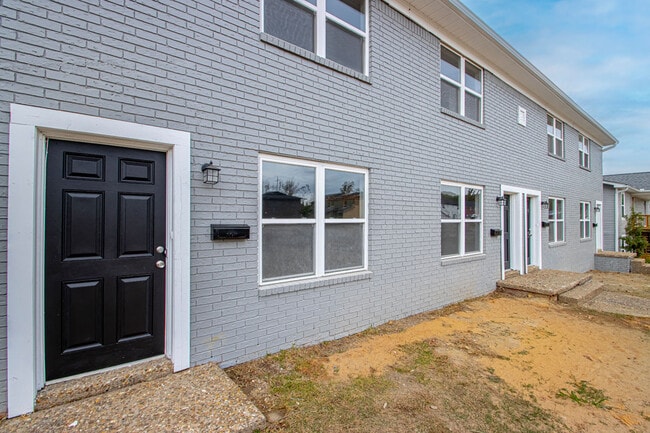 Building Photo - 1820 Sanford Dr