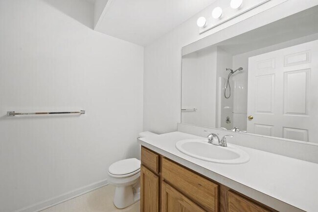 Building Photo - 2664 S Knightsbridge Cir