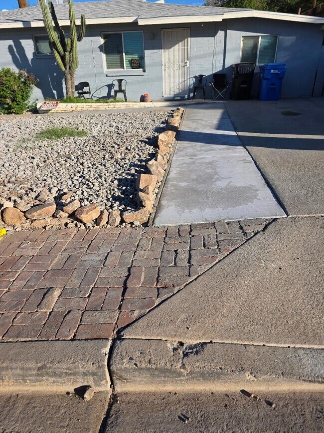 Foto del edificio - 1320 W Sahuaro Dr