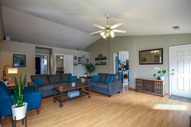 Foto del edificio - Spacious 3 Bedroom in Citrus Heights