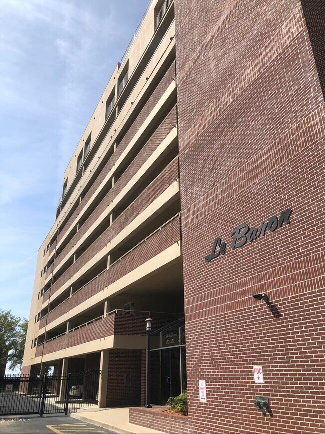 Foto del edificio - 1561 Le Baron Ave