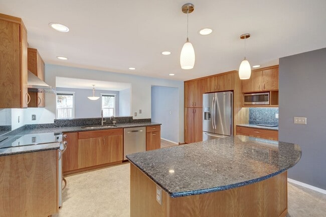 Foto del edificio - Kirkland Rambler with Amazing Back Yard!