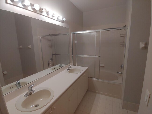 Foto del edificio - 2108 Shoma Dr