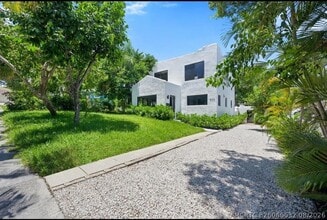 Building Photo - 823 33rd St
