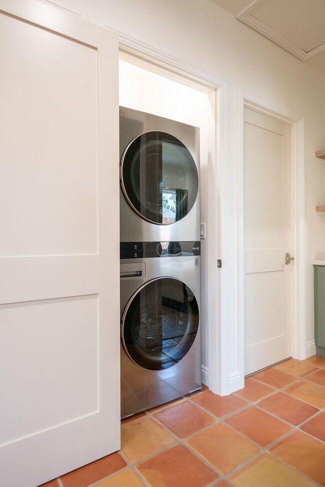 Foto del edificio - Contemporary New home in Monrovia