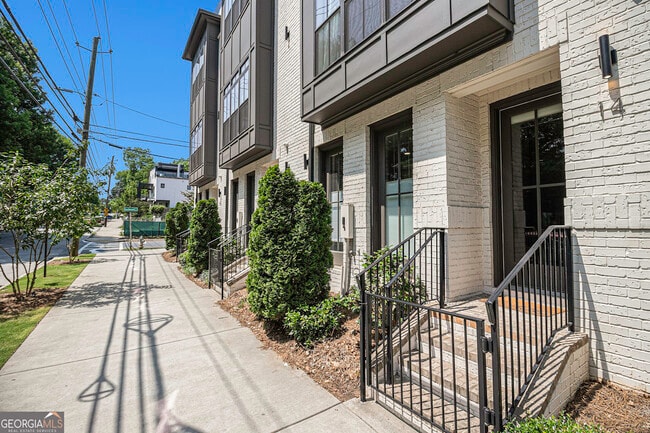 Building Photo - 574 Boulevard Pl NE
