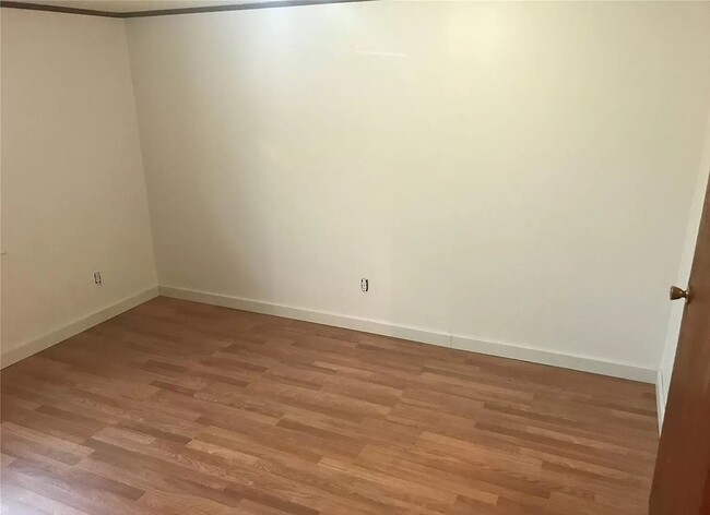 Building Photo - Garden level one bedroom just blocks from ...