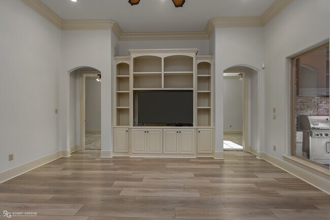 Building Photo - 322 Paris Pl