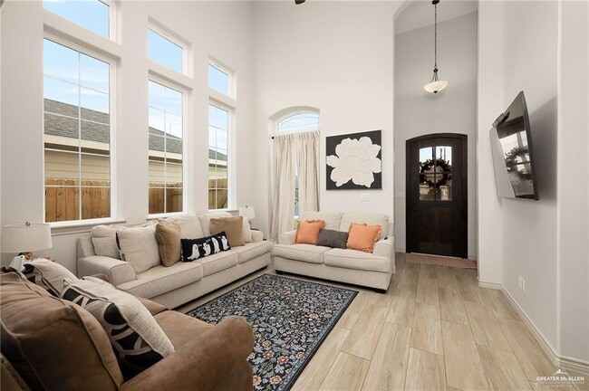 Building Photo - 18 Central Park St