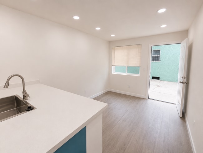 Foto del edificio - 537 W Colden Ave