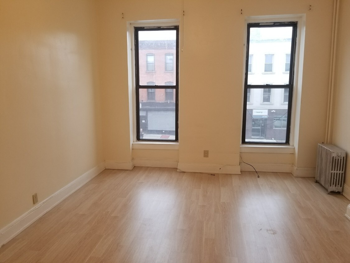 Primary Photo - 686 5th Ave