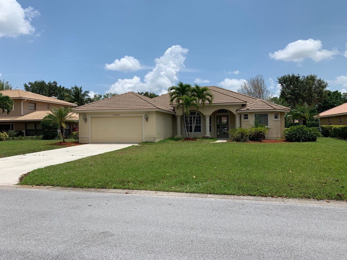 Primary Photo - 1205 SW Live Oak Cove