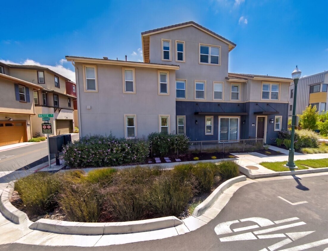 Building Photo - Spacious Alameda Landing Home with Premium Upgrades