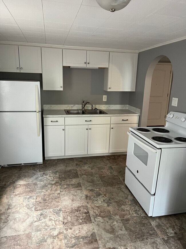 Kitchen area - 146 46th St SW
