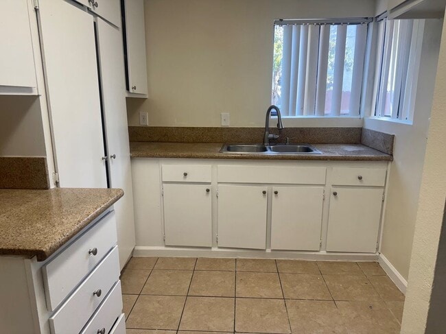 Building Photo - 831 N San Antonio Ave