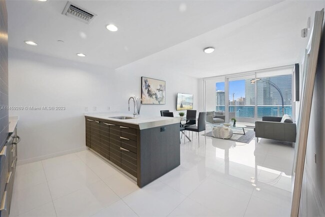 Building Photo - 200 Biscayne Blvd Way