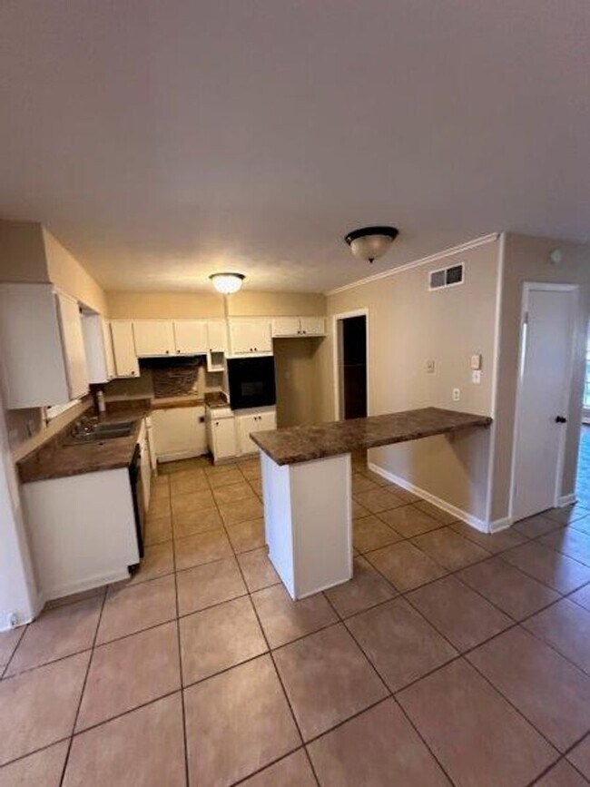 Building Photo - BELOW MARKET RENT!